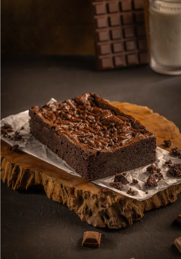Brownies cokelat utuh dengan taburan chocolate chips